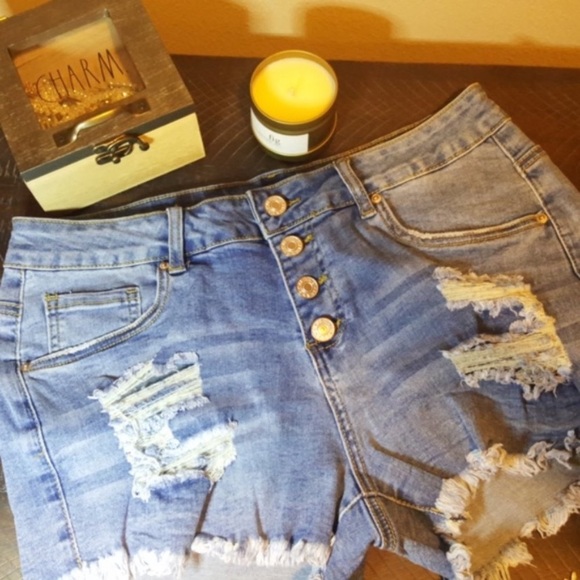 Distressed jean shorts NWT - Picture 3 of 10